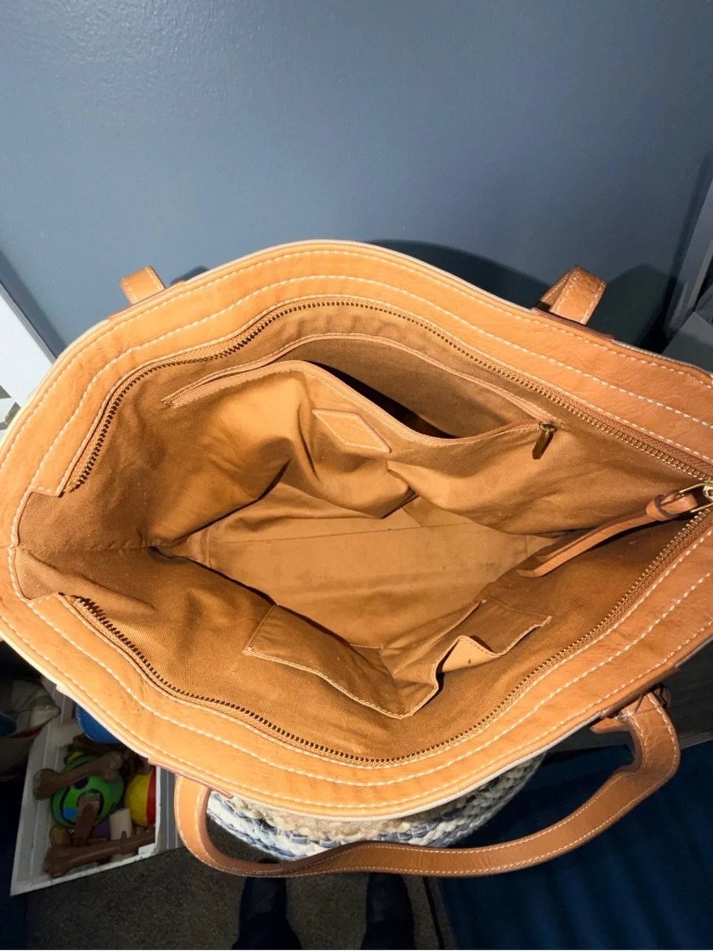 Fossil Emma Tote with Heart Design - Picture 8 of 9